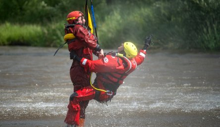 Letečtí záchranáři LZS Kryštof 13 cvičili záchranu z vodní hladiny